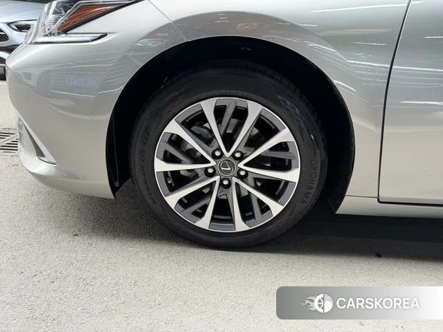 Lexus ES id 4279146 из Китая 26