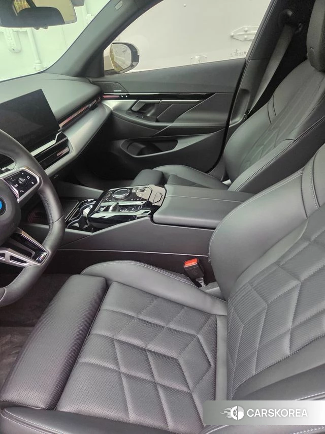 BMW 5 Series (G60) 2024 Белый из Кореи, фото 4