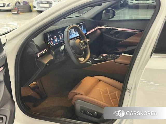 BMW 5 Series (G60) 2025 Черный из Кореи, фото 4