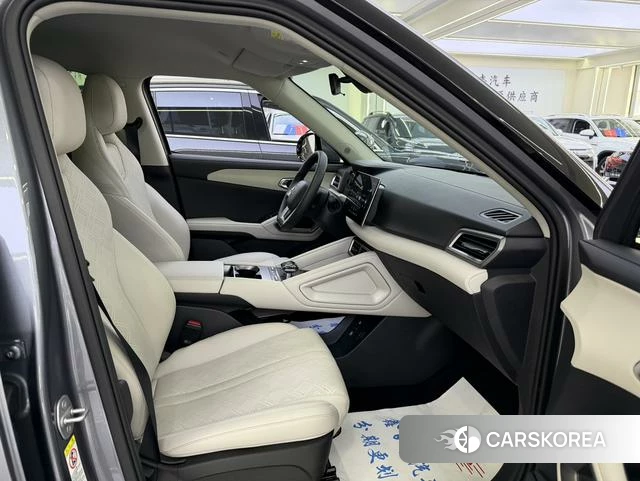 BYD Yuan UP 2025 Темно-серый из Китая, фото 5