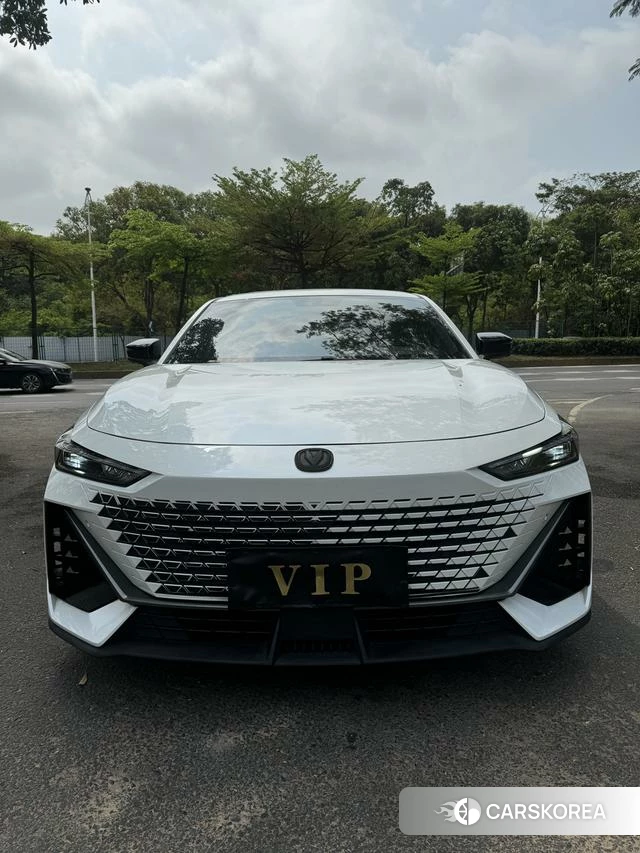 Chang'an UNI-V 2023 Белый из Китая, фото 4