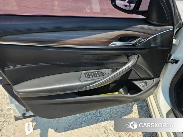 BMW 5 Series (G30) 2018 Белый из Кореи, фото 5