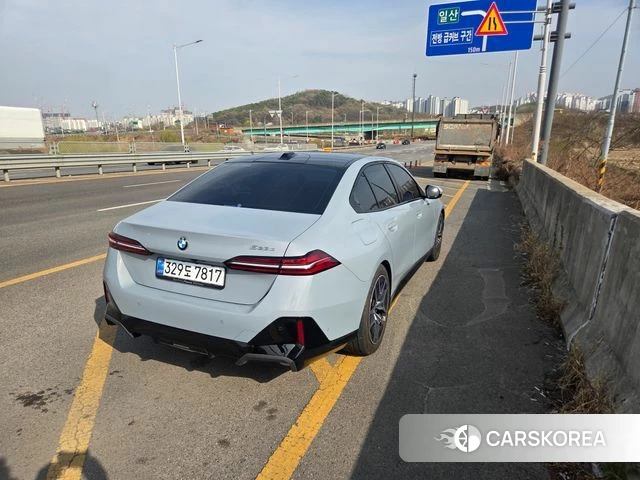 BMW 5 Series (G60) 2025 Светло-серебряный цвет из Кореи, фото 4