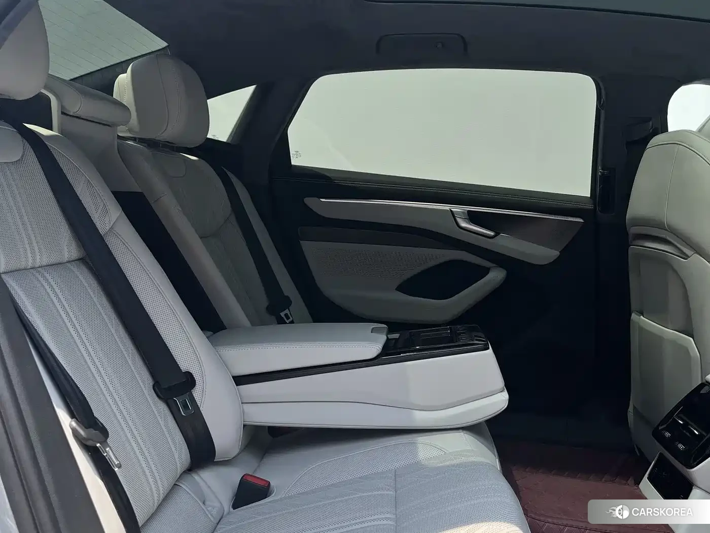 Audi A6L 2026 Silver/gray из Китая, фото 4