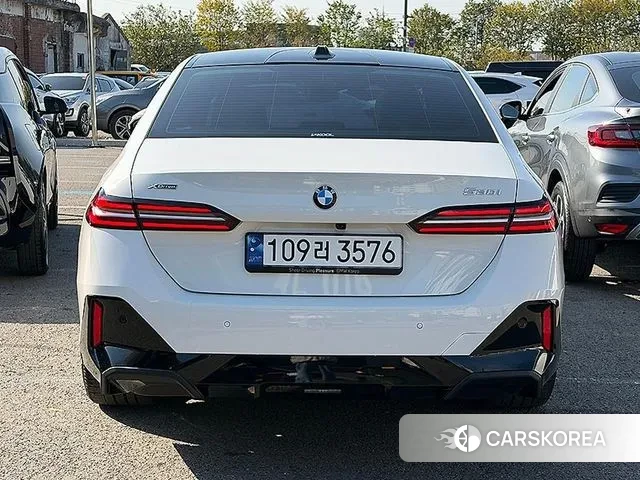 BMW 5 Series (G60) 2023 Белый из Кореи, фото 4