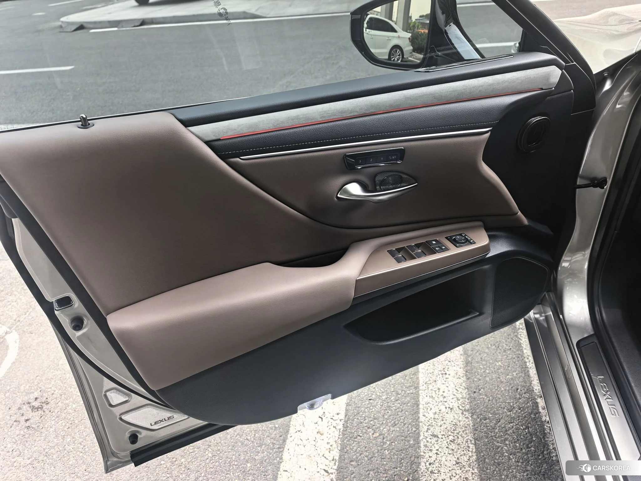 Lexus ES 2024 Серебристо-серый из Китая, фото 6