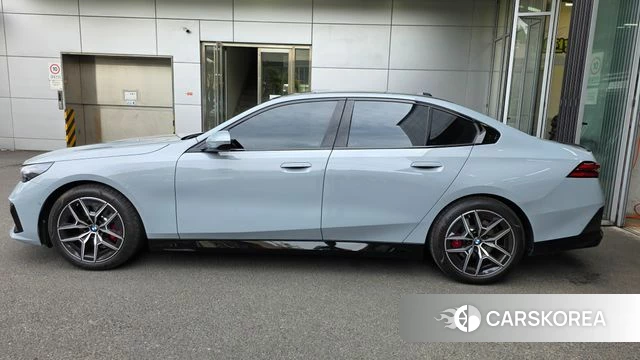 BMW 5 Series (G60) 2025 Цвет галактики из Кореи, фото 4
