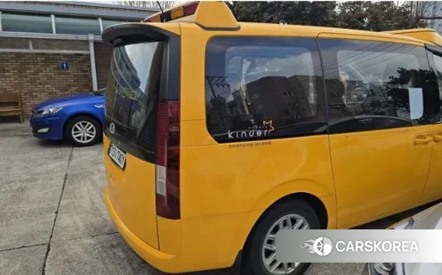 Hyundai Staria 2023 Желтый из Кореи, фото 4