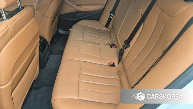 BMW 5 Series (G30) 2023 Белый из Кореи, фото 4