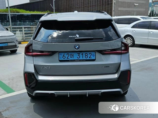 BMW iX1 (U11) 2024 Серебристо-серый из Кореи, фото 5