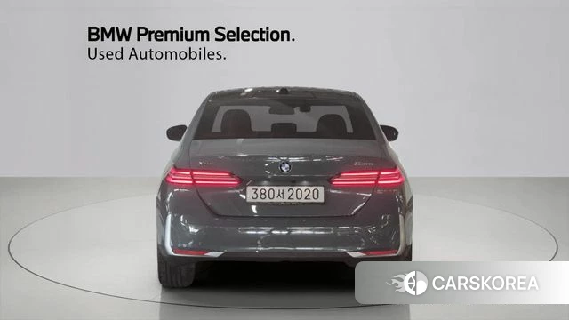 BMW 5 Series (G60) 2025 Темно-зеленый из Кореи, фото 4