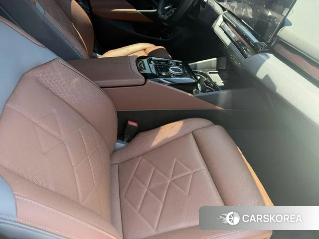 BMW 5 Series (G60) 2025 Цвет галактики из Кореи, фото 4