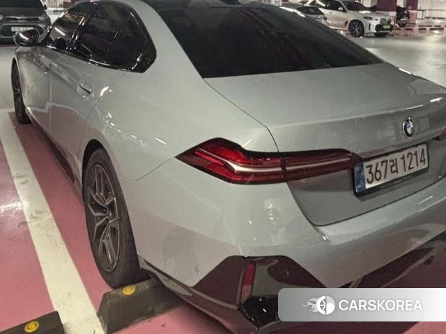 BMW 5 Series (G60) 2026 Светло-серебряный цвет из Кореи, фото 4