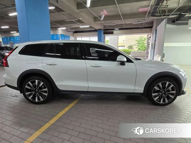 Volvo V60 Cross-Country 2nd Generation 2023 Белый из Кореи, фото 4