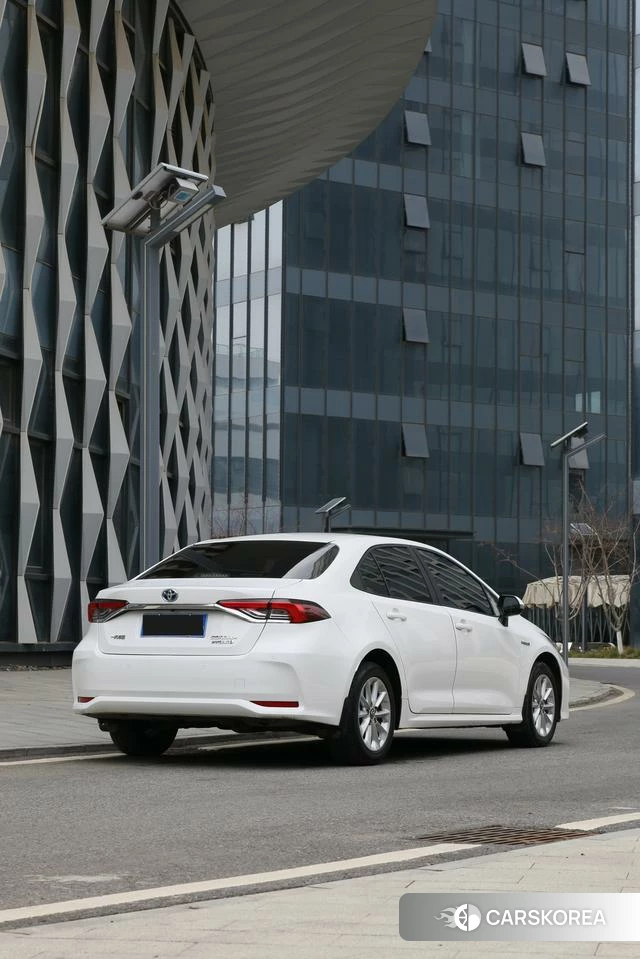 Toyota Corolla dual engine E+ 2022 Белый из Китая, фото 4