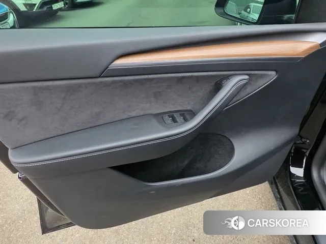 Tesla Model Y 2024 Черный из Кореи, фото 5