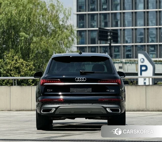 Audi Q7 2021 Черный из Китая, фото 5