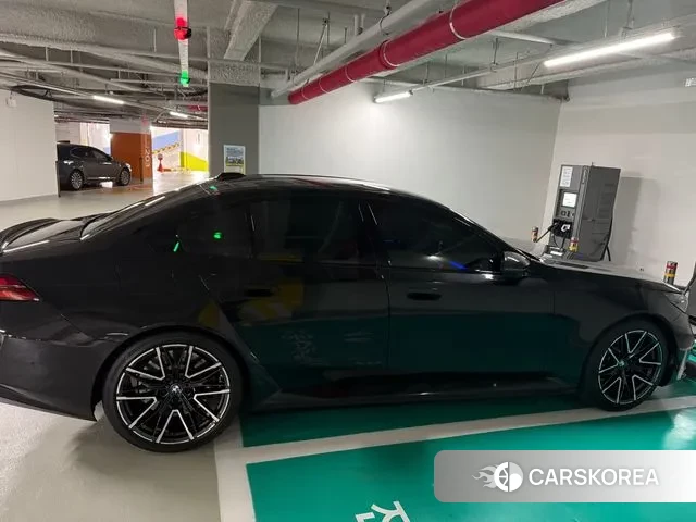 BMW M5 (G90) 2025 Черный из Кореи, фото 4