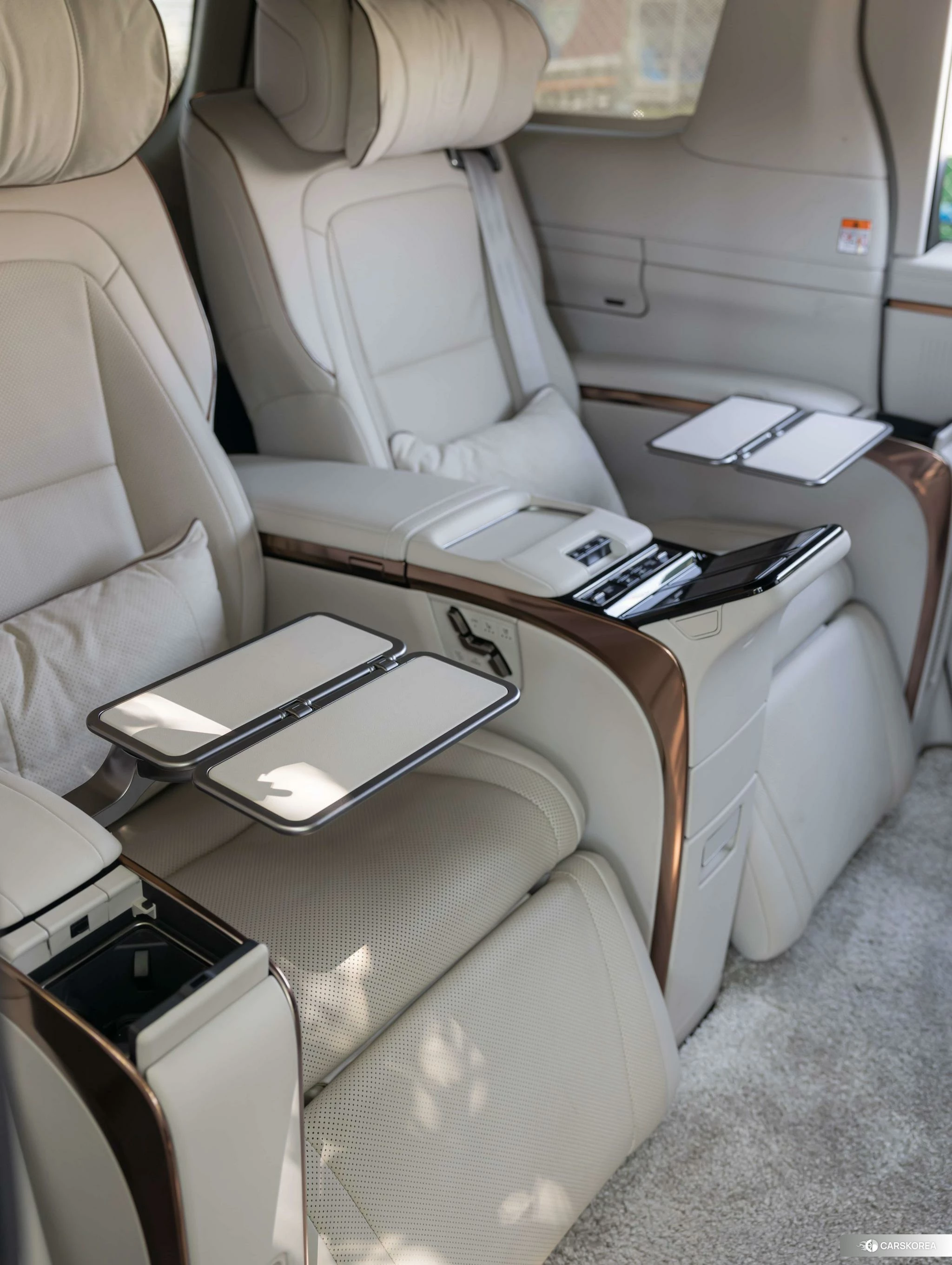 Lexus LM id 4440437 из Китая 17