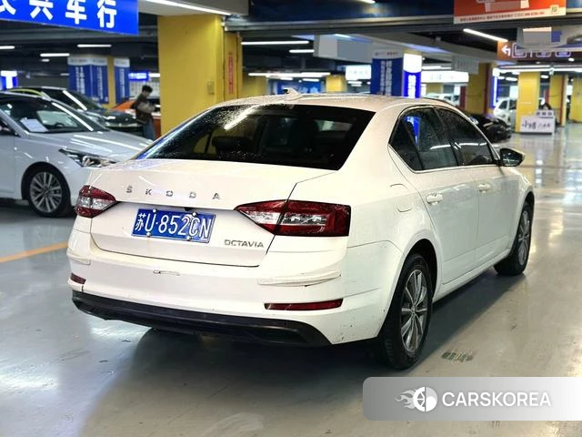 Skoda Octavia 2022 Белый из Китая, фото 4