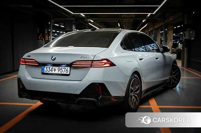 BMW 5 Series (G60) 2025 Светло-серебряный цвет из Кореи, фото 4