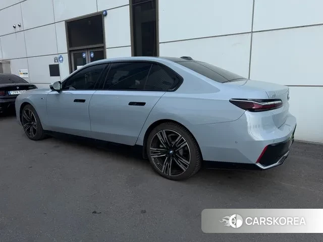 BMW i7 (G70) 2025 Цвет галактики из Кореи, фото 4