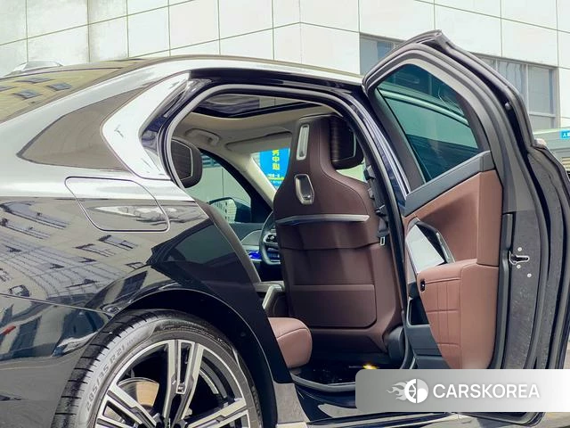 BMW 7 series 2024 Черный из Китая, фото 4
