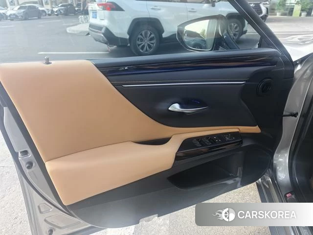Lexus ES 2024 Серебристо-серый из Китая, фото 6