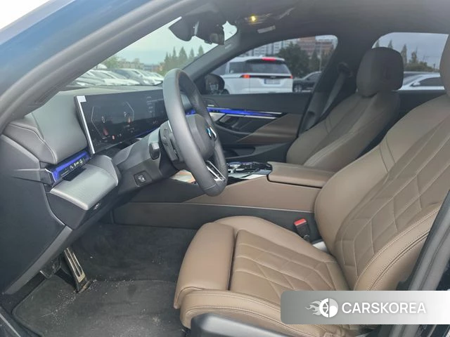 BMW 5 Series (G60) 2025 Черный из Кореи, фото 4
