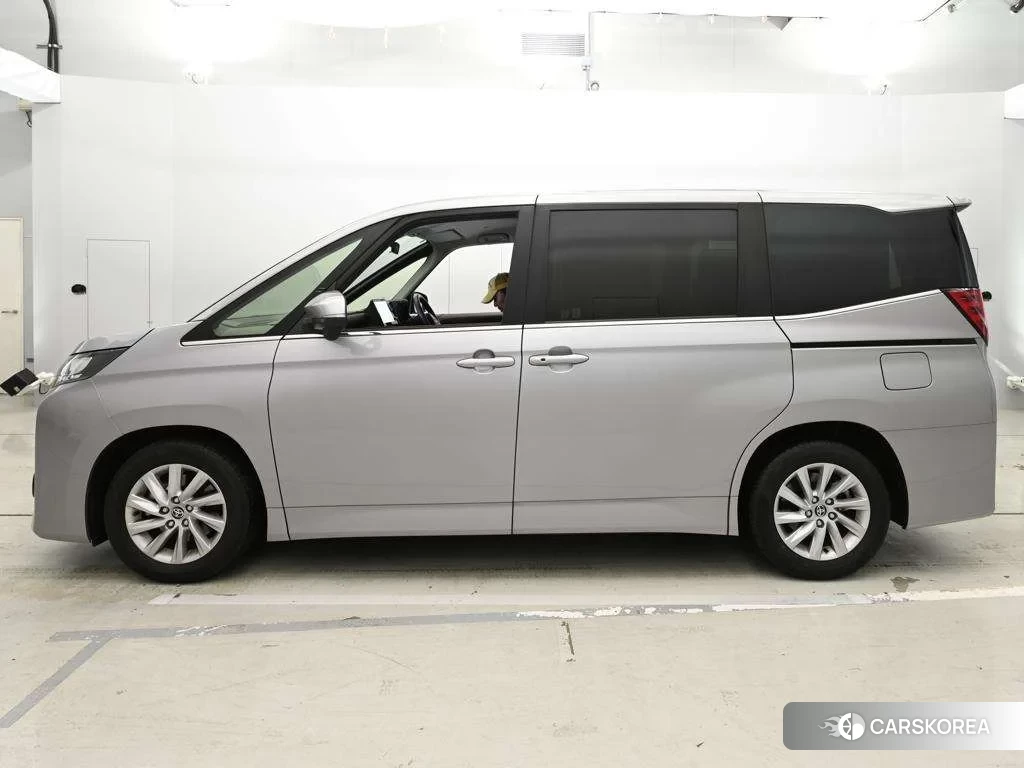 Toyota Noah 2023 из Японии, фото 4