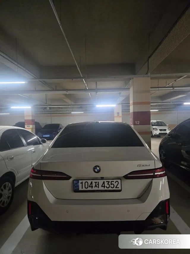 BMW 5 Series (G60) 2023 Белый из Кореи, фото 4