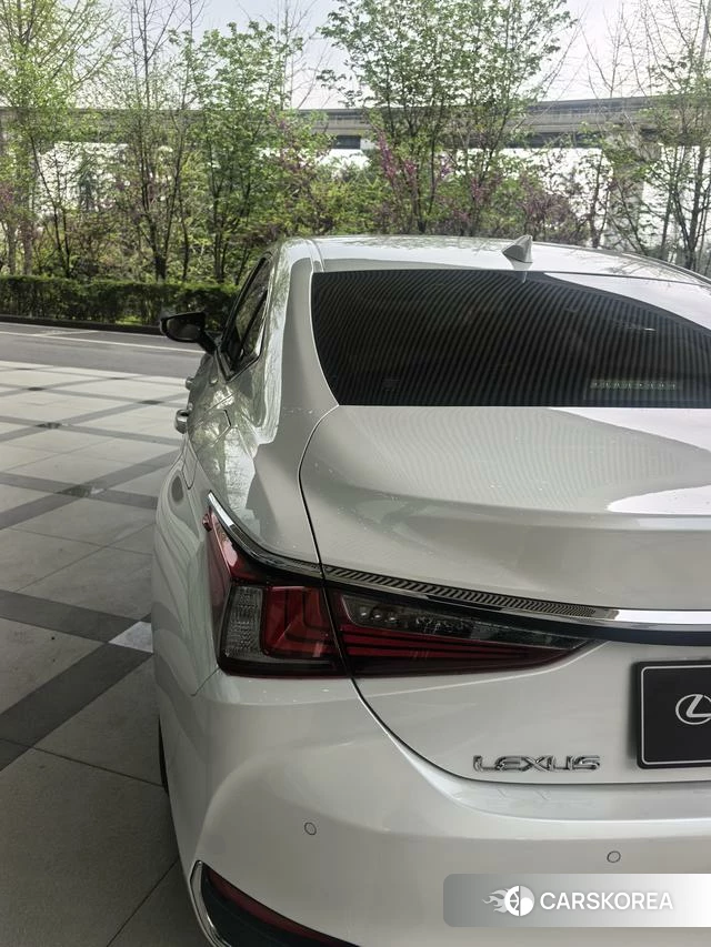 Lexus ES id 4367388 из Китая 13