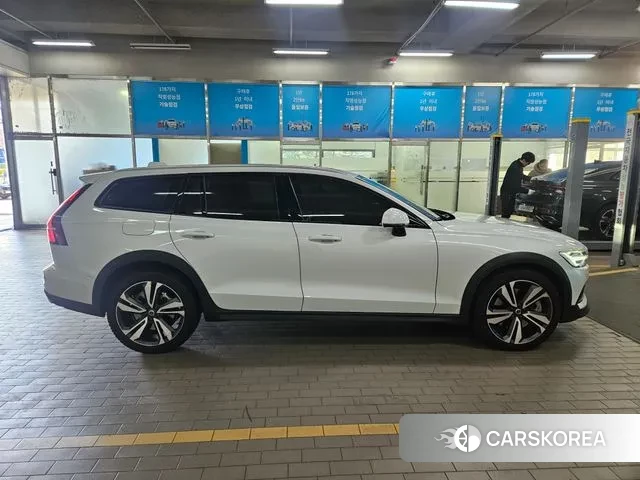Volvo V60 Cross-Country 2nd Generation 2020 Белый из Кореи, фото 4