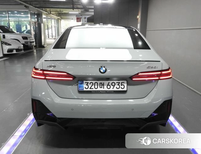 BMW 5 Series (G60) 2025 Небесно-голубой из Кореи, фото 4