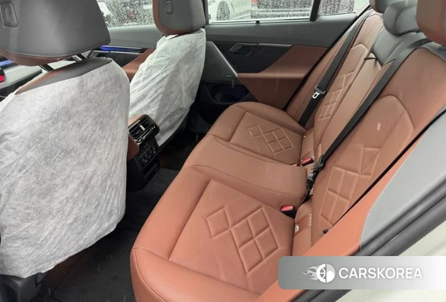 BMW 5 Series (G60) 2025 Белый из Кореи, фото 4