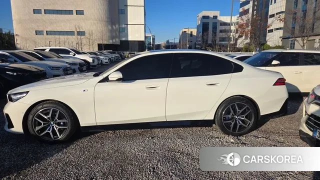 BMW 5 Series (G60) 2025 Белый из Кореи, фото 4