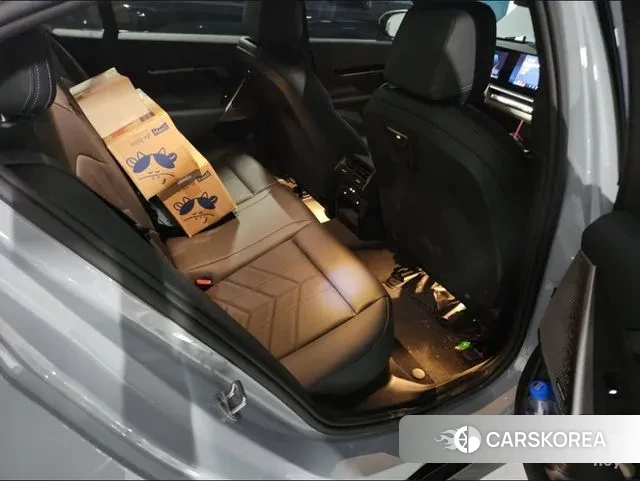 BMW 5 Series (G60) 2023 Светло-серебряный цвет из Кореи, фото 4