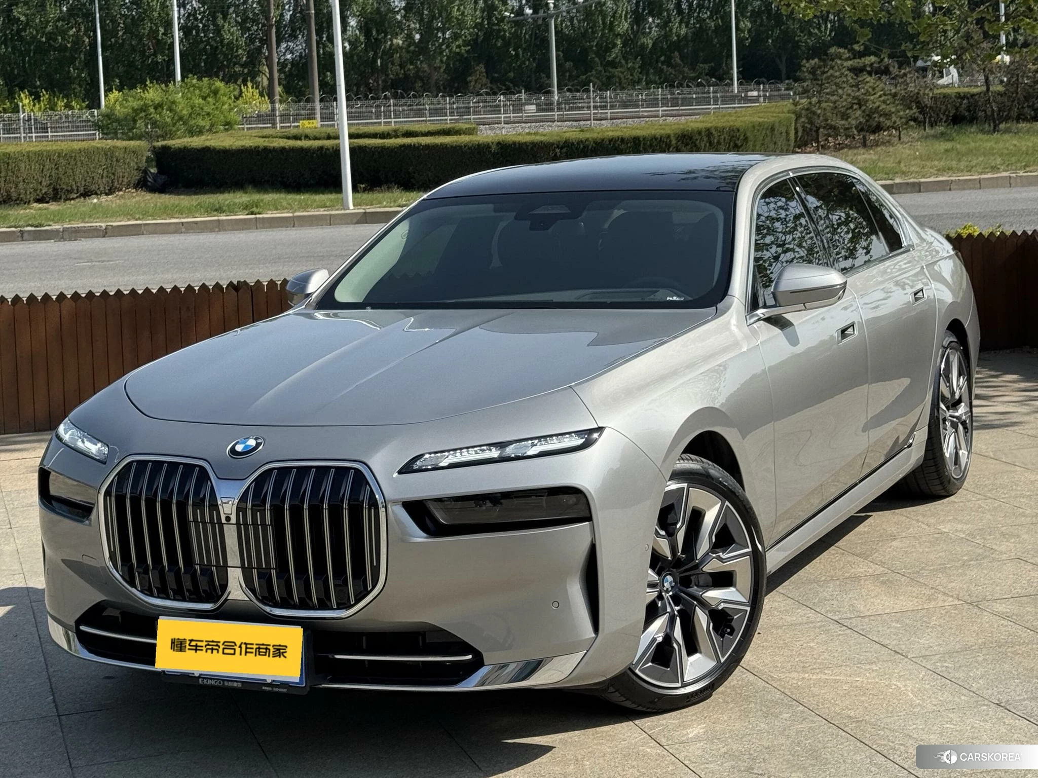 BMW 7 series 2022 Серебристо-серый из Китая, фото 4
