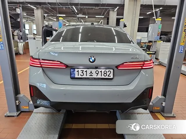 BMW 5 Series (G60) 2024 Серебристо-серый из Кореи, фото 4