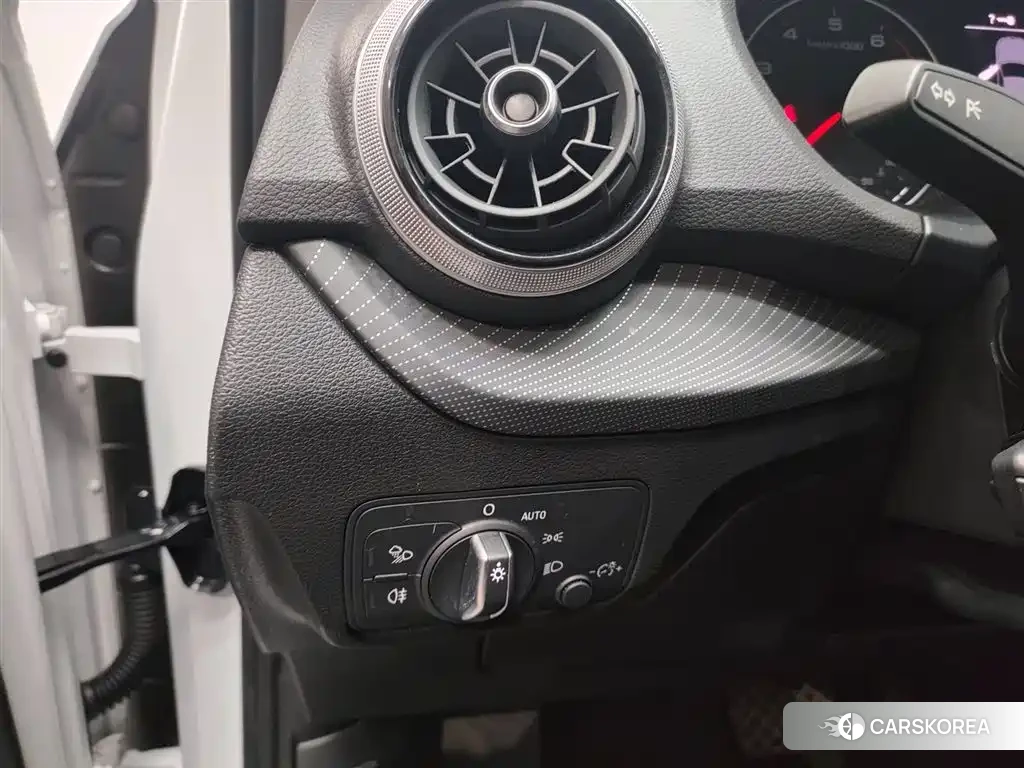 Audi Q2L id 4583603 из Китая 24