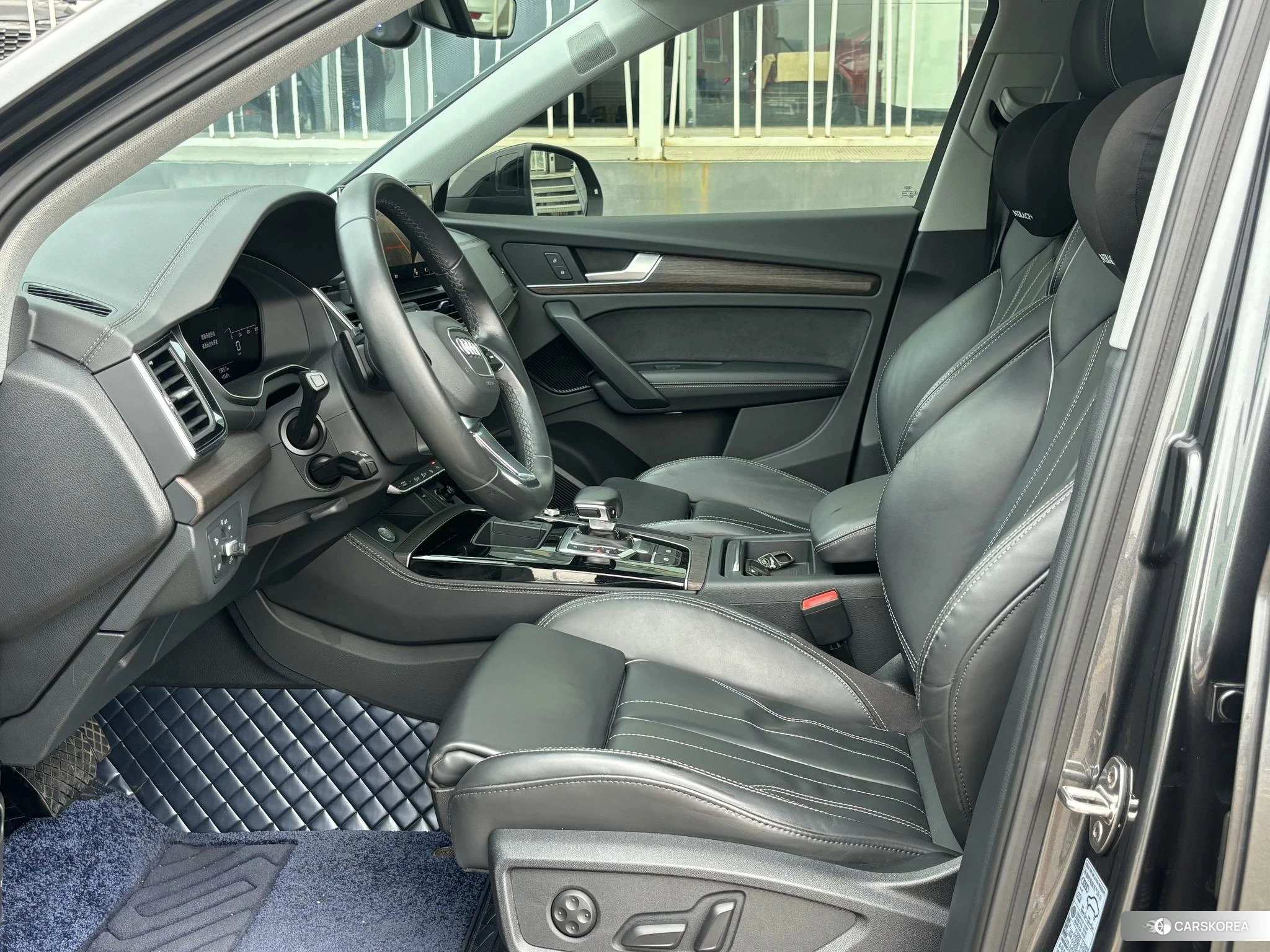 Audi Q5L 2021 Темно-серый из Китая, фото 4