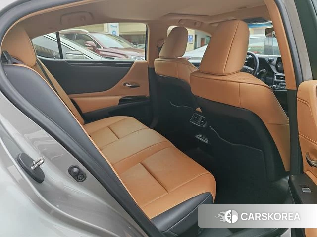 Lexus ES 2023 Серебристо-серый из Китая, фото 6