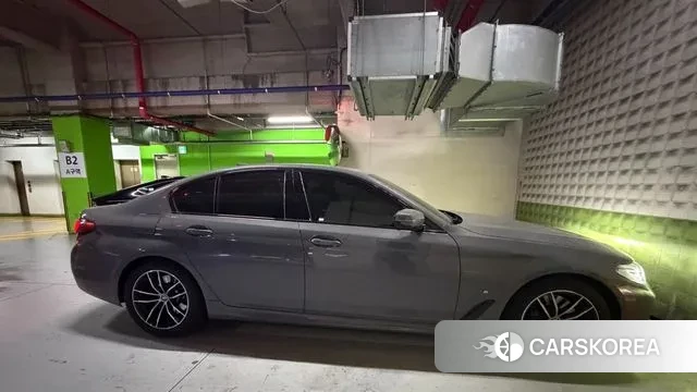 BMW 5 Series (G30) 2022 Серебристо-серый из Кореи, фото 4