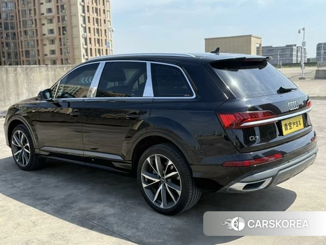 Audi Q7 2021 Черный из Китая, фото 4