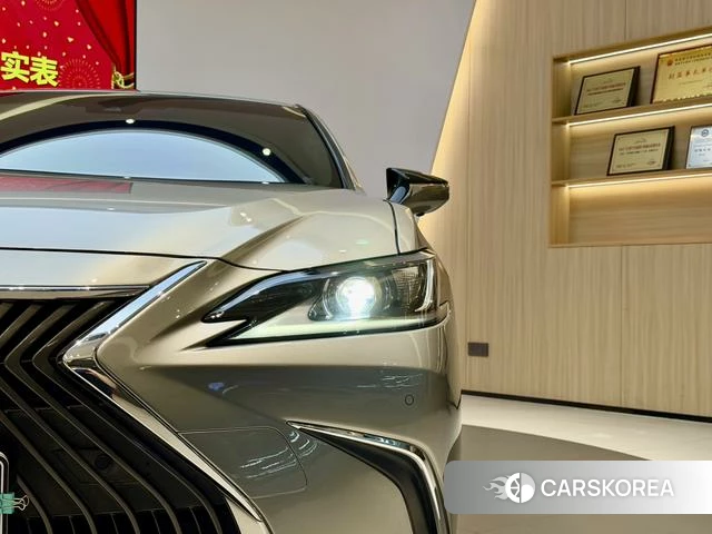Lexus ES id 4260152 из Китая 13