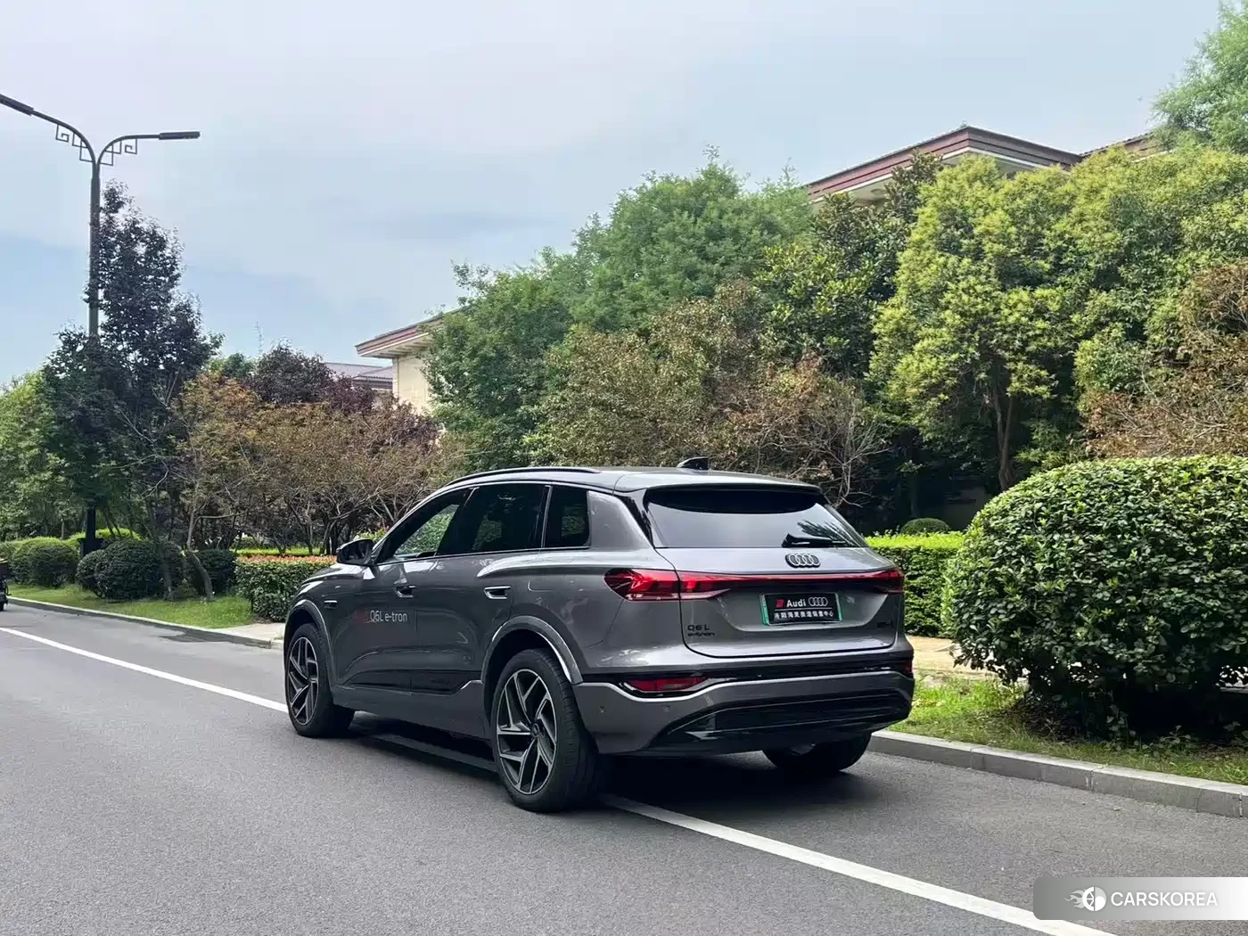 Audi Q6L 2025 Silver/gray из Китая, фото 4