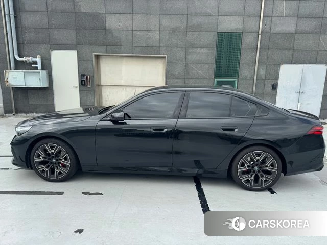 BMW 5 Series (G60) 2025 Черный из Кореи, фото 4