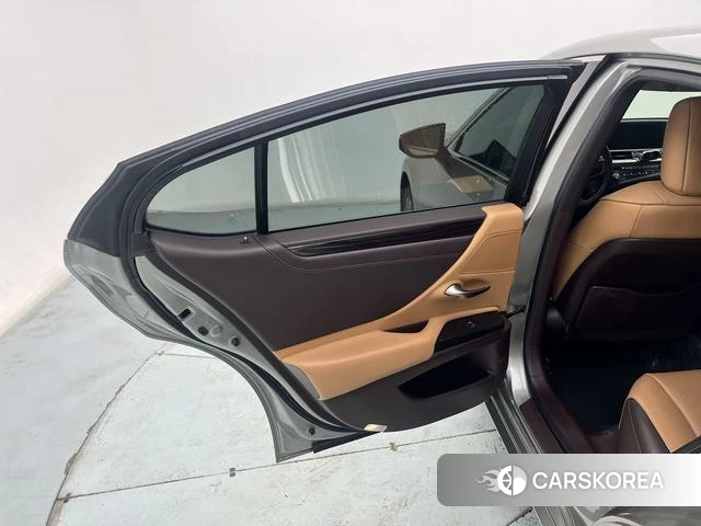 Lexus ES id 4274714 из Китая 22