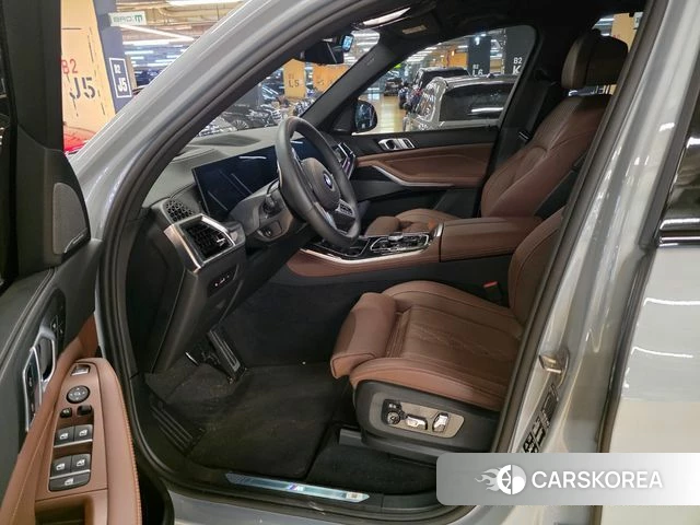 BMW X5 (G05) 2026 Светло-серебряный цвет из Кореи, фото 4