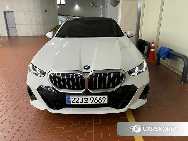 BMW 5 Series (G60) 2023 Белый из Кореи, фото 4